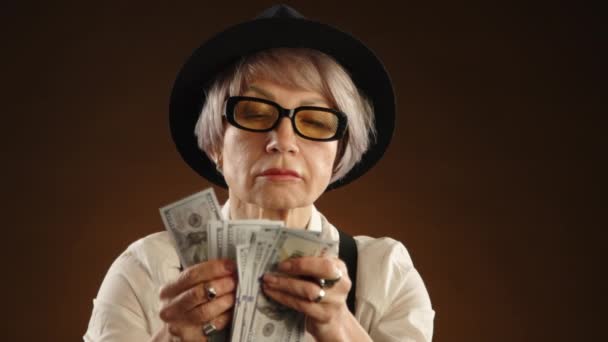 年长的女性扑克冠军喜欢她的胜利 拿着大量现金 这反映了她在扑克桌上的技巧和运气 8K照相机 — 图库视频影像