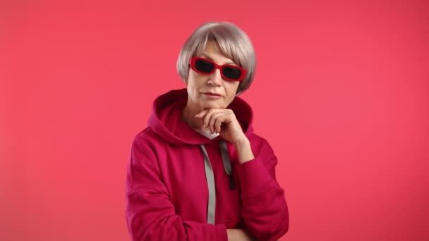 Die Quirlige Seniorin Passt Selbstbewusst Ihre Rote Sonnenbrille Trägt Einen — Stockvideo