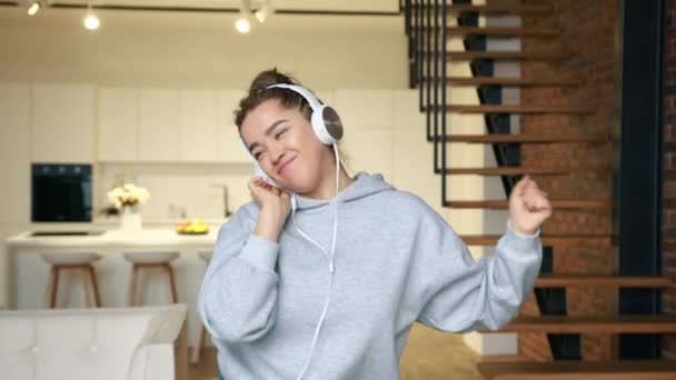 Eine Begeisterte Junge Frau Lässiger Kleidung Mit Kopfhörern Auf Dem — Stockvideo