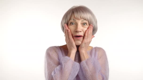 Μια Εικόνα Που Αιχμαλωτίζει Την Ευχάριστη Έκπληξη Μιας Ηλικιωμένης Κυρίας — Αρχείο Βίντεο
