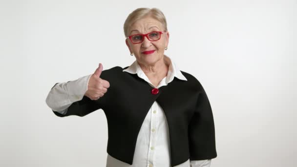 Όμορφη Ηλικιωμένη Γυναίκα Ξανθά Κοντά Μαλλιά Κόκκινο Κραγιόν Κόκκινα Γυαλιά — Αρχείο Βίντεο