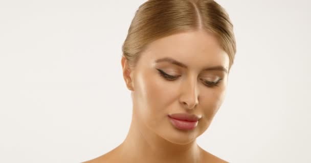 Seorang Wanita Yang Menarik Dengan Bibir Penuh Dan Lezat Cemberut — Stok Video