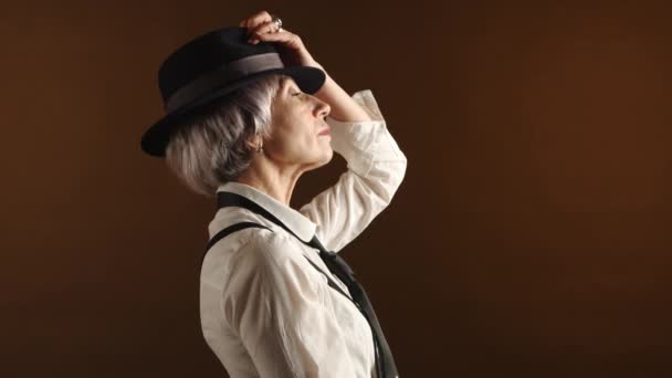 Portrait Sophisticated Senior Woman Gazing Distance Donning Elegant Hat Attire — Stock Video