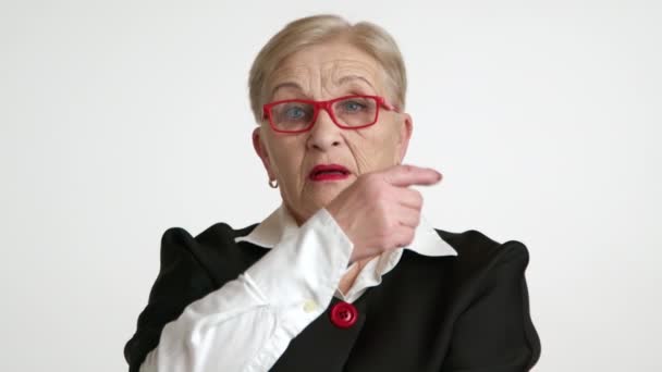 Zmatená Blonďatá Krátkosrstá Žena Věku Let Příjemným Vzhledem Červených Brýlích — Stock video