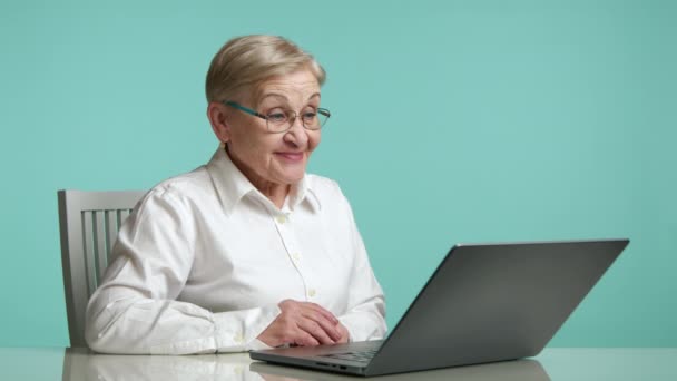 Encantadora Anciana Feliz Con Pelo Corto Rubio Camisa Blanca Saludando — Vídeos de Stock
