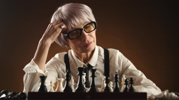 Уравновешенный Старший Шахматист Тщательно Рассматривает Свою Стратегию Делая Расчетливый Ход — стоковое видео