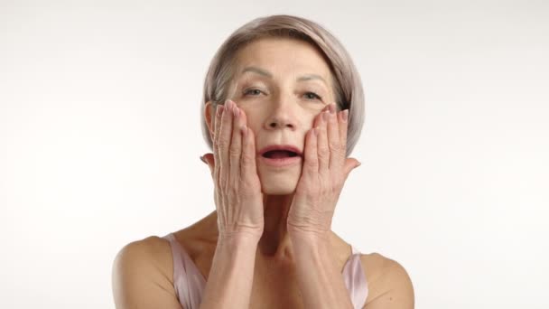 Mogen Kvinna Applicerar Uppmärksamt Ansiktskräm Med Fokus Hudvård Och Underhåll — Stockvideo