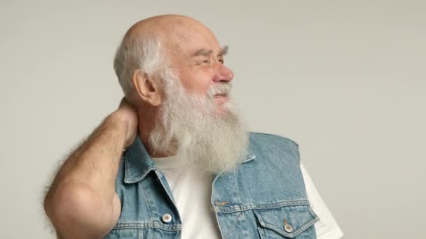 Пожилой Человек Светлой Бородой Потирает Шею Указывая Больно Боль Которую — стоковое видео