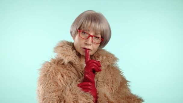 Eine Schicke Ältere Frau Macht Eine Schrille Geste Gekleidet Kunstpelz — Stockvideo