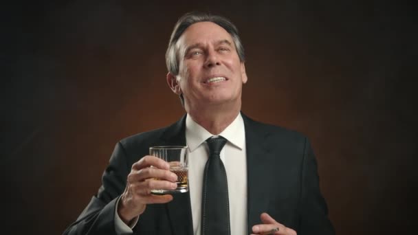 Vytříbený Muž Černém Obleku Chutná Whisky Jemným Zadostiučiněním Druhé Ruce — Stock video