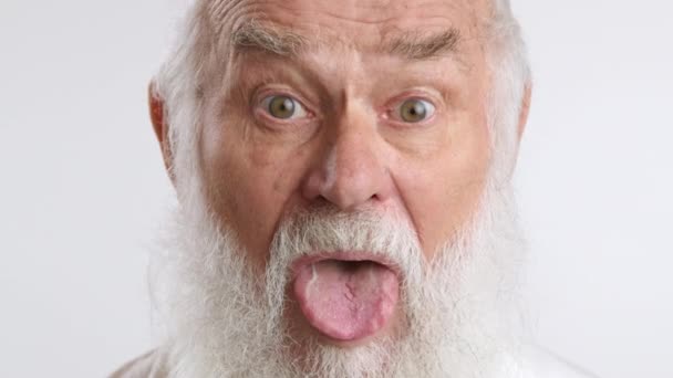 Großaufnahme Eines Verspielten Älteren Mannes Der Auf Humorvolle Und Unbeschwerte — Stockvideo