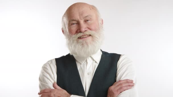 Seniores Calorosamente Sorridentes Com Uma Barba Branca Braços Cruzados Com — Vídeo de Stock