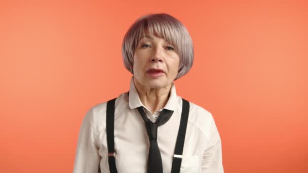 Starsza Kobieta Eleganckiej Białej Koszuli Czarnymi Szelkami Luźno Wiązanym Krawatem — Wideo stockowe