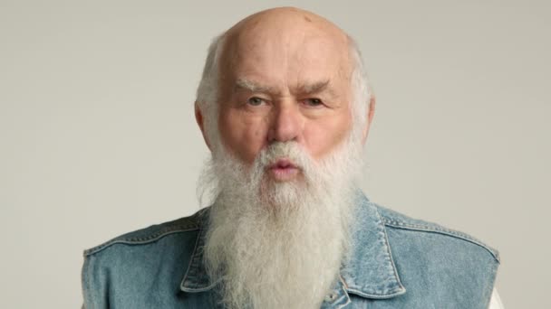 Egy Érzékeny Fehér Szakállú Öregember Légcsókot Küld Nézőnek Farmermellényt Visel — Stock videók