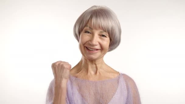 Radosna Starsza Kobieta Jasnych Srebrnych Włosach Radośnie Gestykuluje Tak Dłońmi — Wideo stockowe