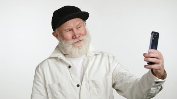 Affascinante Uomo Anziano Con Barba Chiara Posa Selfie Con Una — Video Stock