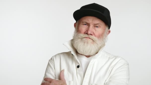 Een Bedachtzame Oudere Man Met Een Witte Baard Ziet Beschouwend — Stockvideo