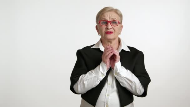 Bezorgd Elegante Goed Uitziende Oudere Dame Met Blond Kort Haar — Stockvideo