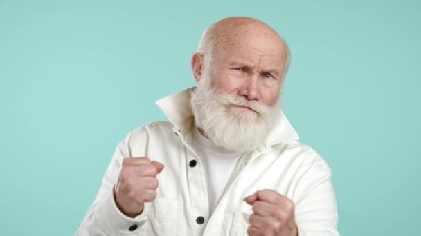 Веселый Пожилой Человек Модной Белой Куртке Игриво Поднимает Кулаки Шутку — стоковое видео