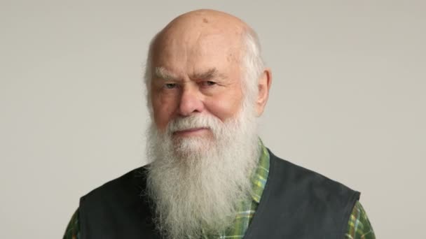 Studiový Portrét Staršího Muže Laskavým Vlídným Úsměvem Oblečeného Nedbale Vesty — Stock video