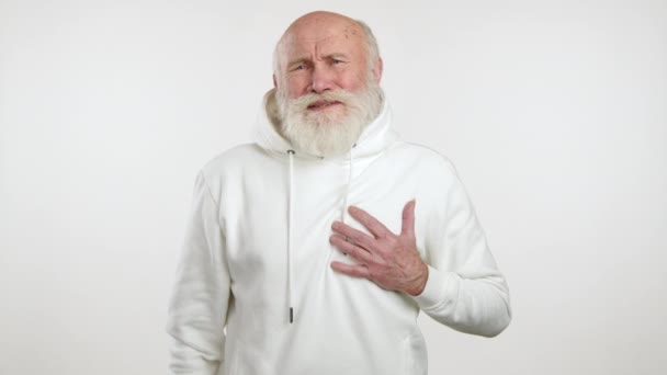Видео Показывает Пожилого Мужчину Белой Толстовке Сжимающего Грудь Предполагает Боль — стоковое видео