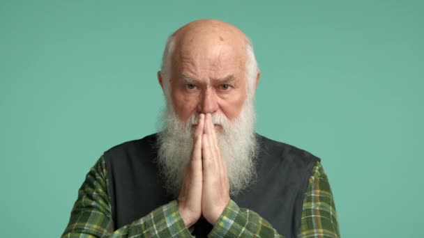 Een Contemplatieve Senior Een Geruit Hemd Vouwt Zijn Handen Gebed — Stockvideo