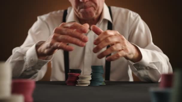 Określonym Ruchem Pokerzysta Popycha Swoje Żetony Przodu All Zakład Moment — Wideo stockowe