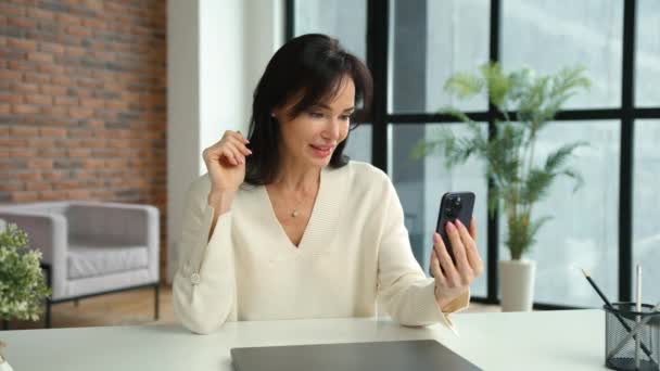 Engaged Cheerful Businesswoman Communicates Video Call Her Smartphone Her Office — Stock Video