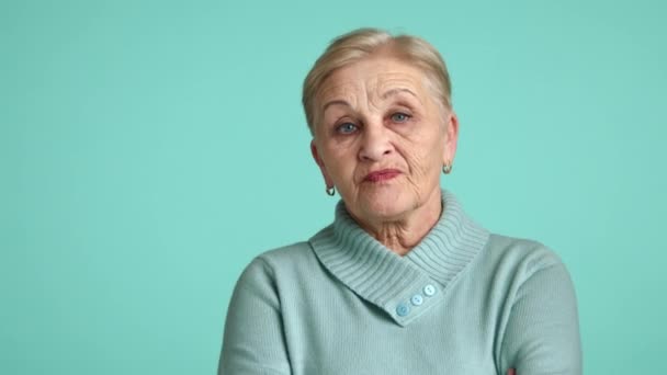 Serieuze Elegante Oude Dame Blauwe Trui Die Een Blauwe Achtergrond — Stockvideo