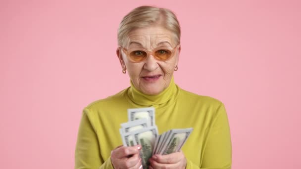 Elegancka Kobieta Biznesu Lat Stylowych Okularach Żółty Golf Obsesją Liczenia — Wideo stockowe