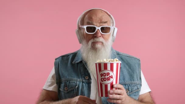 Överraskad Äldre Man Glasögon Håller Popcorn Hink Redo För Filmtid — Stockvideo