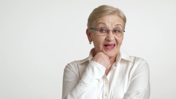 Orta Yaşlı Zeki Bir Bayanın Çenesine Yakın Yumruk Attığı Omuz — Stok video