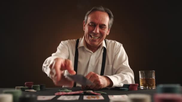 Человек Приподнятом Настроении Собирает Фишки Покера После Раскрытия Выигрышной Руки — стоковое видео