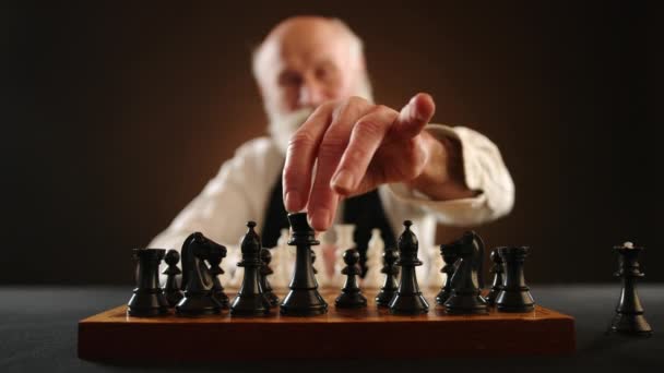 Dospělý Muž Vousy Uspořádá Soupeřům Šachové Figurky Postaví Krále Královnu — Stock video