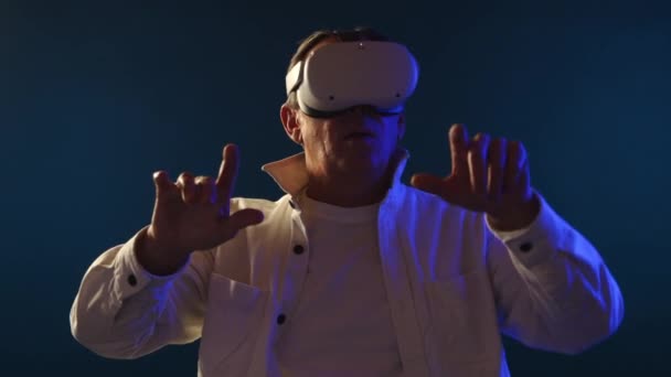 Senior Man Deeply Immersed Virtual Reality Experience His Hands Gesturing — Stock Video