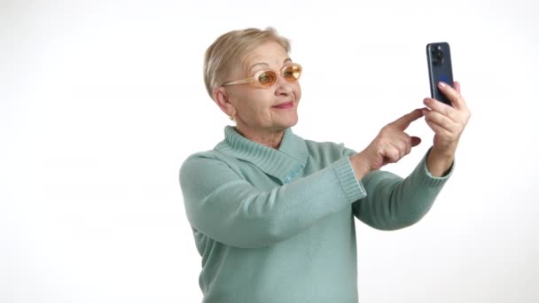 Pewna Siebie Blondynka Krótkowłosa Starsza Kobieta Stylowych Okularach Niebieski Sweter — Wideo stockowe