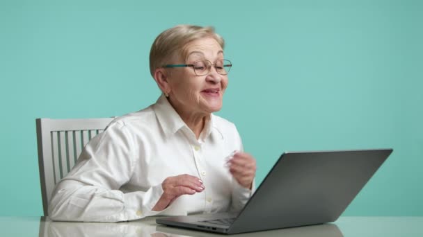 Yaşlarında Gözlüklü Beyaz Tişörtlü Karizmatik Bir Bayan Dostça Konuşuyor Telekonferans — Stok video