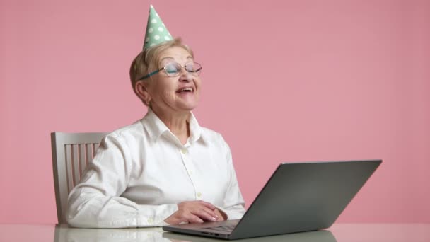 Εμφανίσιμη Χαμογελαστή Ξανθιά Γυναίκα Ετών Καπέλο Γενεθλίων Έχοντας Απευθείας Σύνδεση — Αρχείο Βίντεο