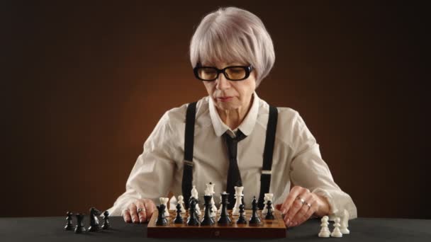 게임의 중심에 전문가 선수는 자신감으로 체스판에 그녀의 위치를 마스터 움직임을 — 비디오