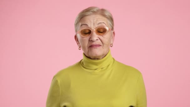 Goed Verzorgde Oudere Dame Met Blond Kort Haar Stijlvolle Brillen — Stockvideo