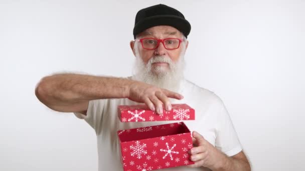 Ein Älterer Mann Mit Weißem Bart Drückt Seine Begeisterung Aus — Stockvideo