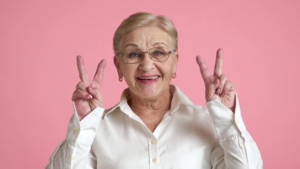 Zadbana Zadbana Starsza Kobieta Białej Koszuli Okularach Stojąca Nad Różowym — Wideo stockowe