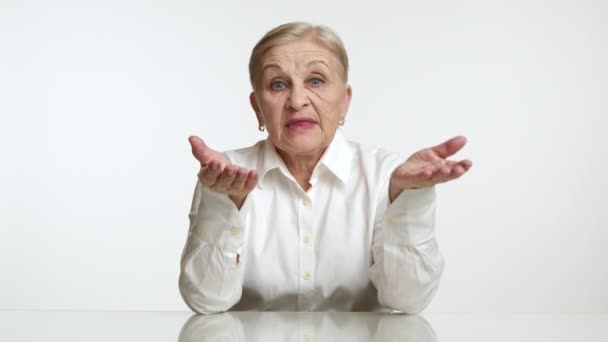 Senhora Bonita Confuso Anos Camisa Branca Batendo Dedos Mesa Impacientemente — Vídeo de Stock
