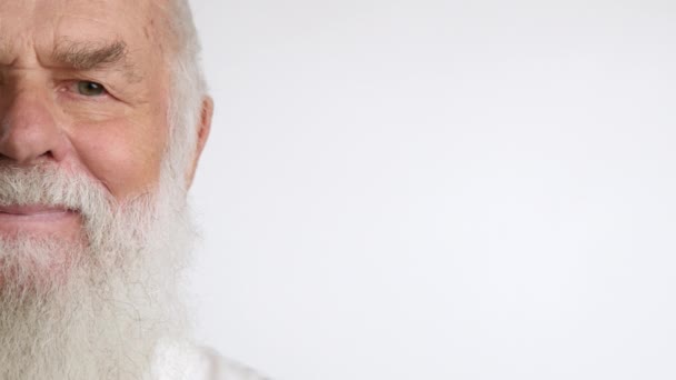 Großaufnahme Eines Selbstbewussten Älteren Mannes Mit Weißem Bart Der Direkt — Stockvideo