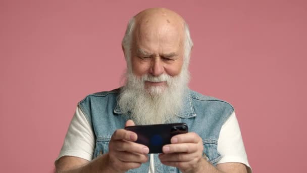 Veselý Starší Muž Zabraný Hraní Hry Svém Chytrém Telefonu Směje — Stock video