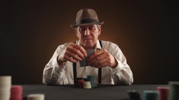 Een Serieuze Pokerspeler Een Fedora Hoed Bretels Duwt Zijn Chips — Stockvideo