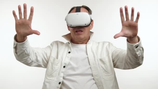 Зрелый Человек Очарован Интерактивным Опытом Виртуальной Реальности Протянутыми Руками Манипулируя — стоковое видео