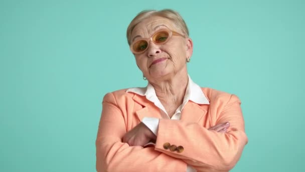 아쿠아마린 배경에 비즈니스 머리를 노인의 혐오와 거만한 불만족 아가씨 고품질 — 비디오