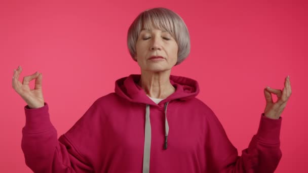 Γαλήνια Ηλικιωμένη Γυναίκα Ροζ Κουκούλα Βρίσκει Γαλήνη Στο Διαλογισμό Έκφρασή — Αρχείο Βίντεο