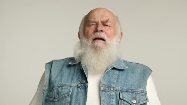 Äldre Man Jeansväst Fångas Mitt Nysningen Hans Ansikte Förvridet Naturlig — Stockvideo